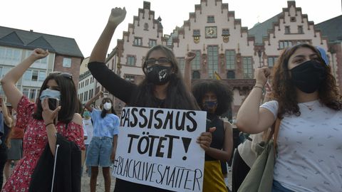 Demonstranten in Frankfurt a. M. mit einer klaren Botschaft