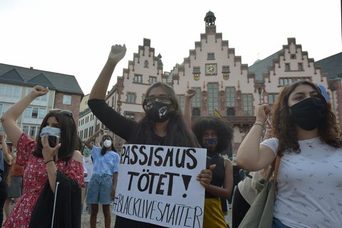 Demonstranten in Frankfurt a. M. mit einer klaren Botschaft