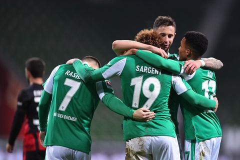 Bremens Stürmer Joshua Sargent (m.) lässt sich nach seinem Tor von Milot Rashica, Marco Friedl und Felix Agu feiern