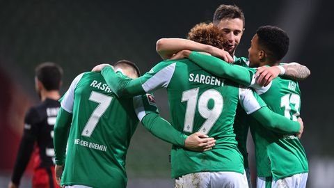 Bremens Stürmer Joshua Sargent (m.) lässt sich nach seinem Tor von Milot Rashica, Marco Friedl und Felix Agu feiern