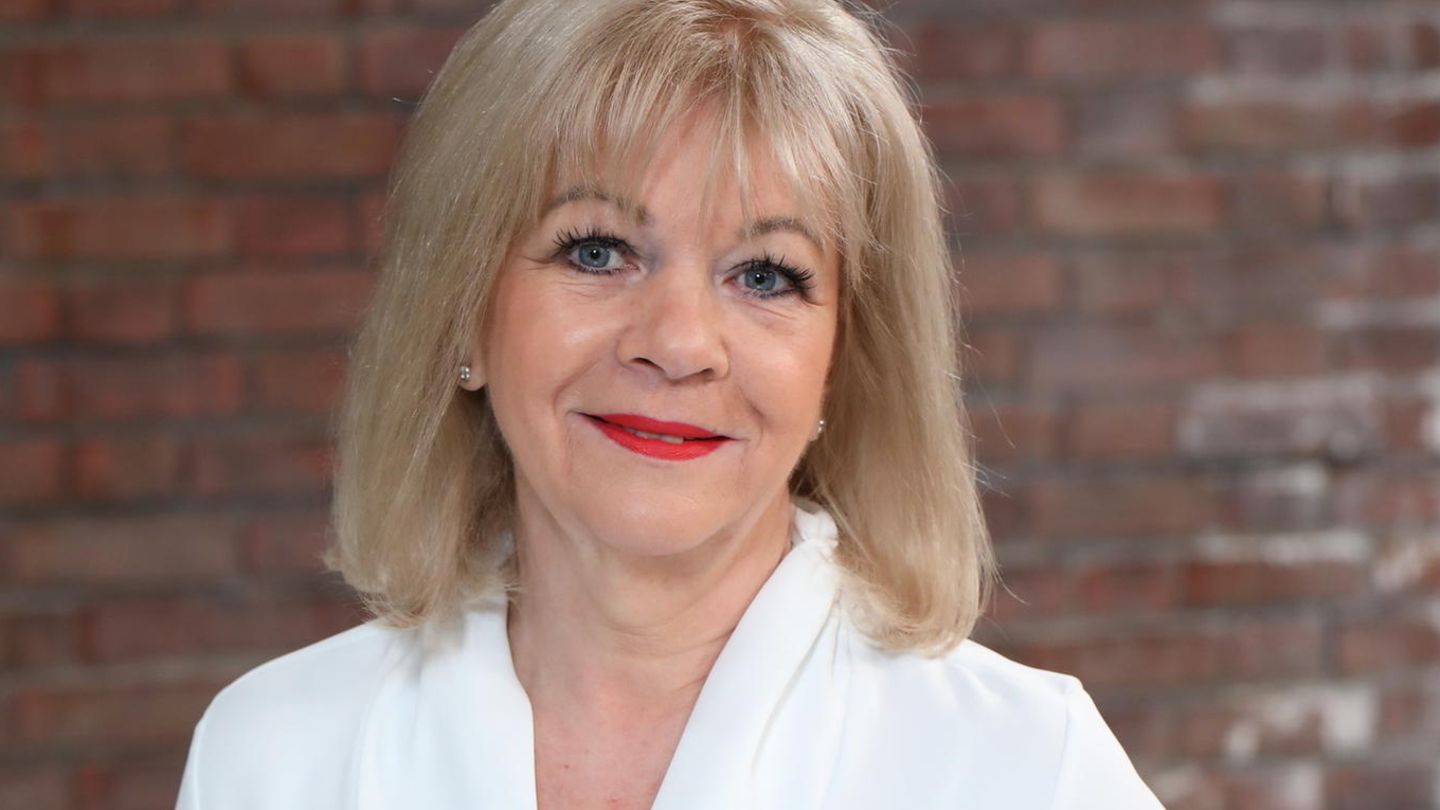 Elke Velten-Tönnies steht im Bares für Rares Studio in Pulheim und lächelt in die Kamera