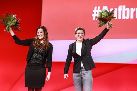 Janine Wissler (l) und Susanne Hennig-Wellsow nach ihrer Wahl auf dem Online-Parteitag der Linken