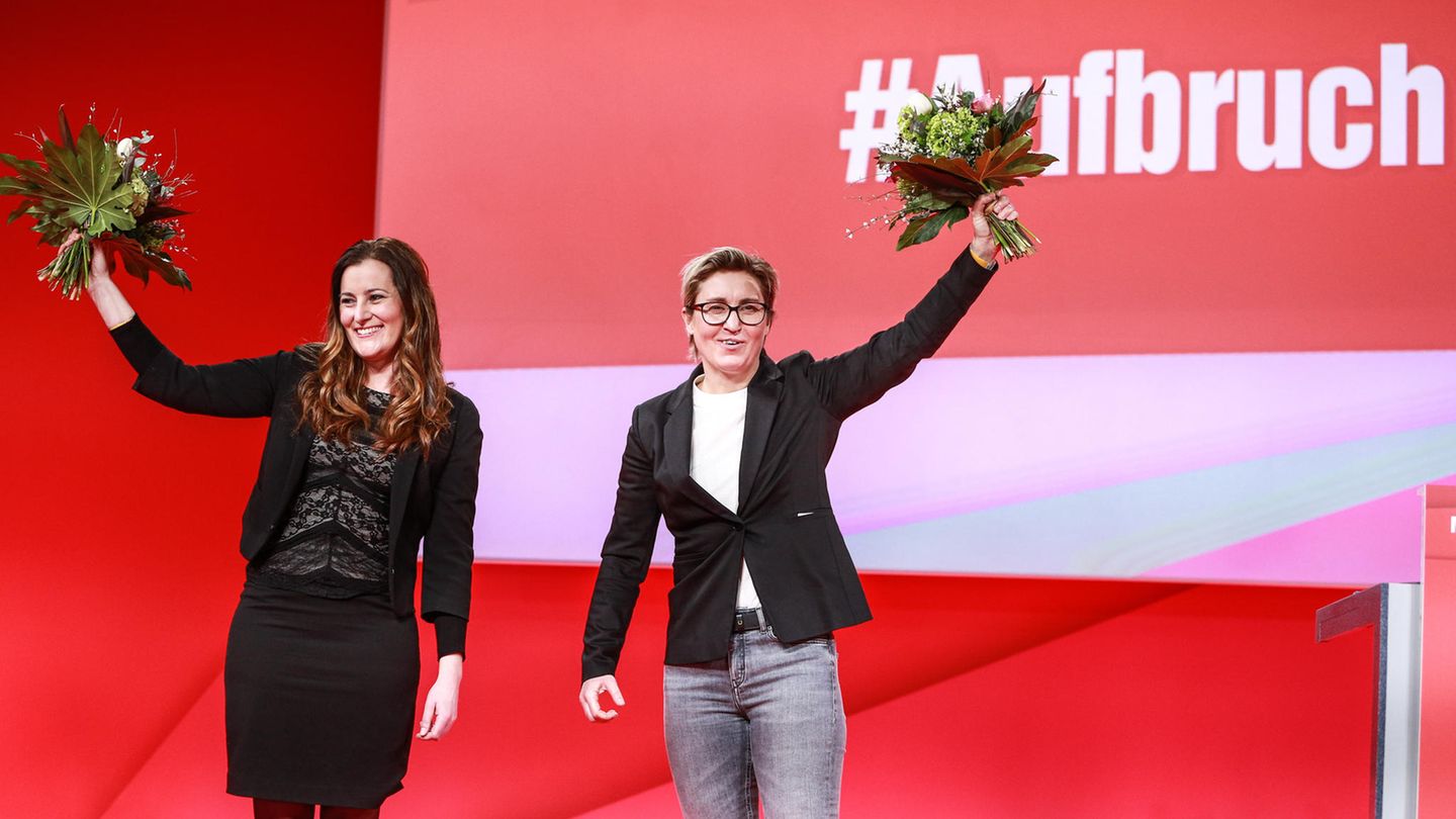 Janine Wissler (l) und Susanne Hennig-Wellsow nach ihrer Wahl auf dem Online-Parteitag der Linken