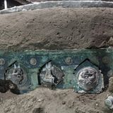 Der Wagen war mit prunkvollen Ornamenten geschmückt.