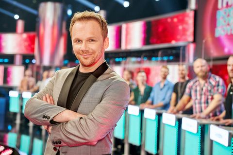 Ralf Schmitz steht im Take me out Studio in Köln und schaut in die Kamera