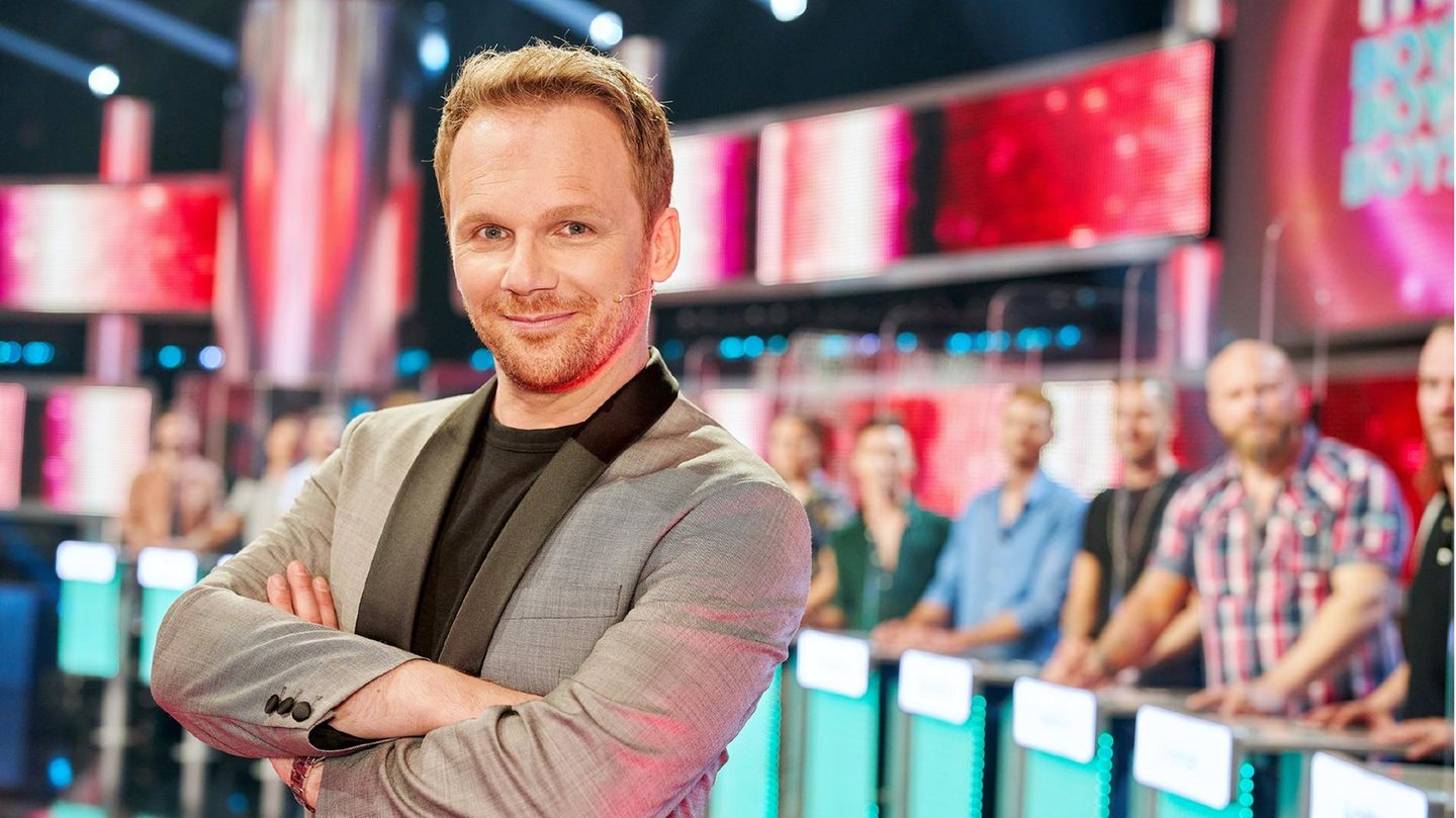 Ralf Schmitz steht im Take me out Studio in Köln und schaut in die Kamera