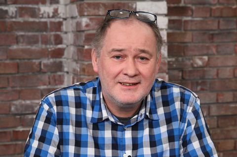 Walter Lehnertz sitzt im Studio von Bares für Rares in Pulheim und lächelt in die Kamera