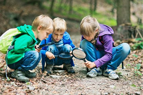 Kinder nutzen die Hocke noch unbewusst sehr oft, im Laufe des Lebens verlernen wir diese Pose jedoch