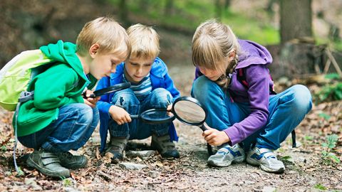 Kinder nutzen die Hocke noch unbewusst sehr oft, im Laufe des Lebens verlernen wir diese Pose jedoch