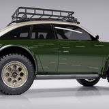 Die Reifen sind gewaltig, die martialischen Felgen verstärken den Eindruck noch.  