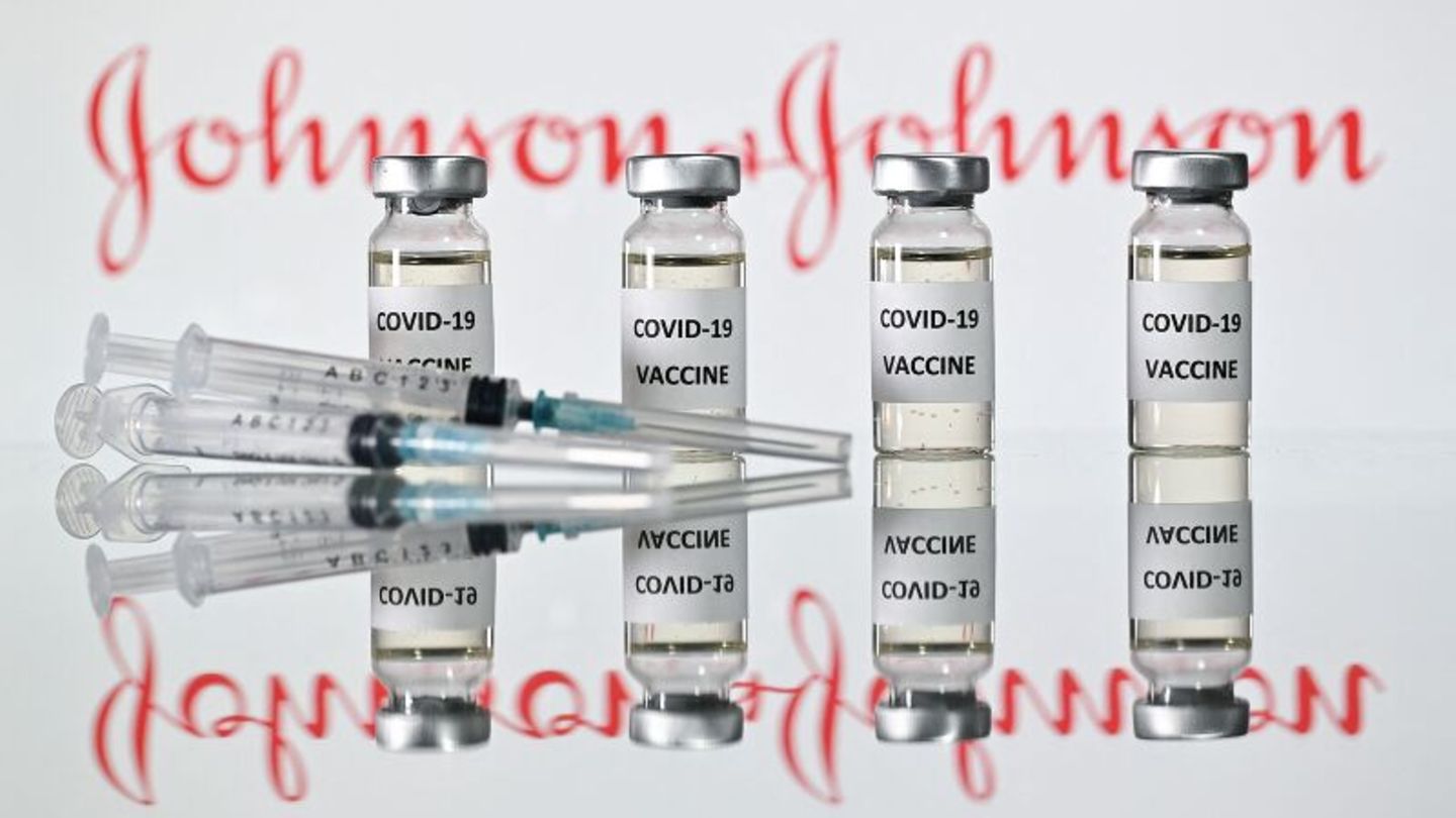 Eine Ampulle mit dem Corona-Impfstoff des US-Pharmakonzerns Johnson & Johnson