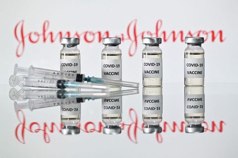 Eine Ampulle mit dem Corona-Impfstoff des US-Pharmakonzerns Johnson & Johnson