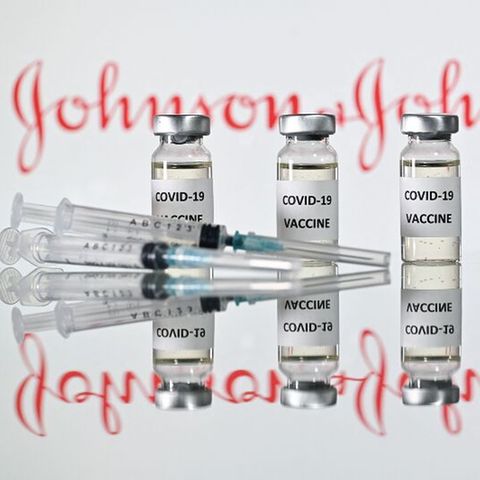 Eine Ampulle mit dem Corona-Impfstoff des US-Pharmakonzerns Johnson & Johnson