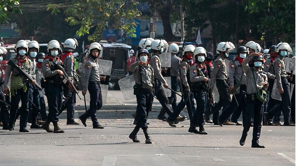 Polizisten in Yangon, Myanmar am 28. Februar