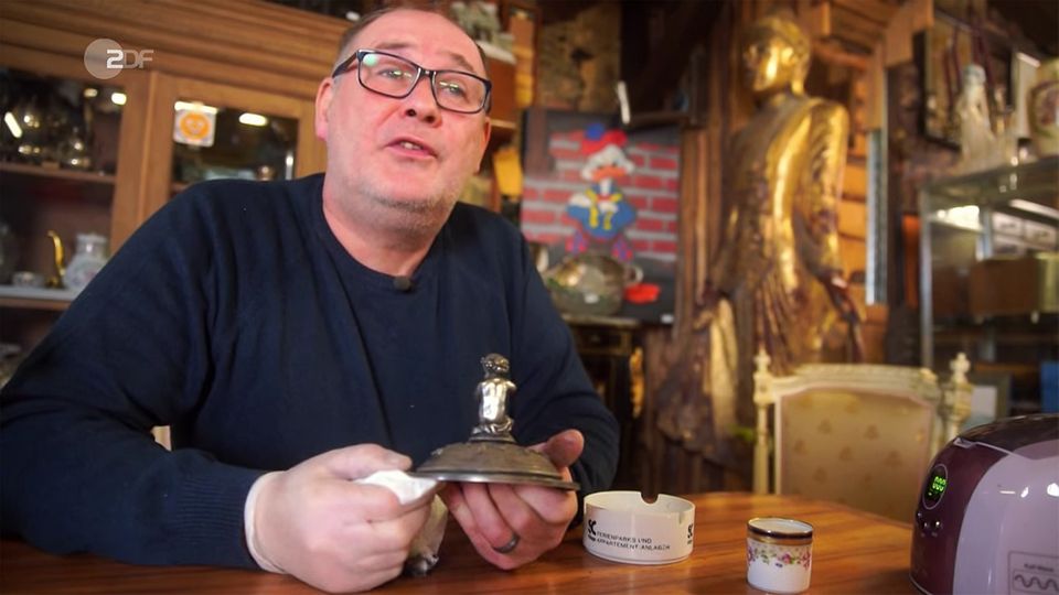 Walter Lehnertz sitzt in seinem Geschäft "Waldi's Eifel Antik" in Kall und poliert den Silberdeckel