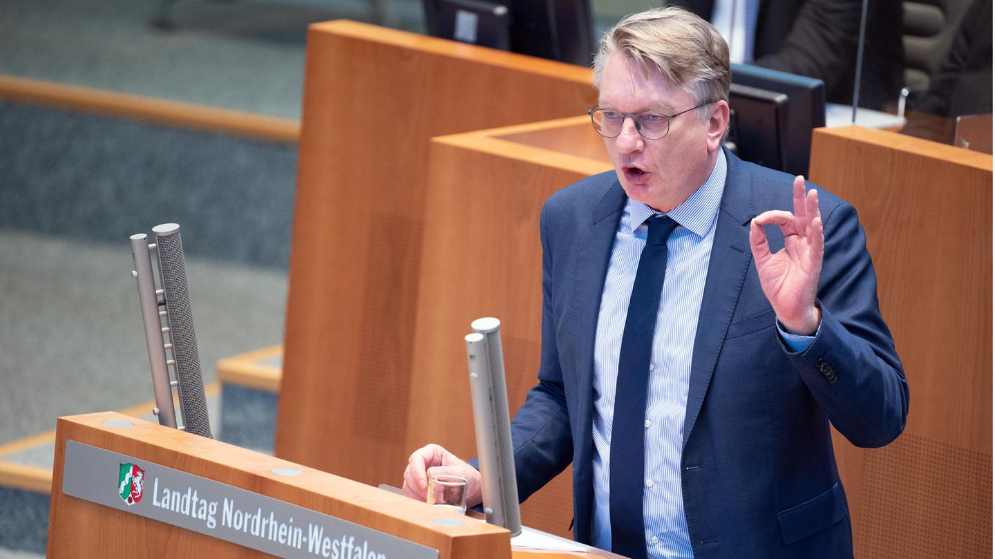 Markus Wagner, AfD-Fraktionsvorsitzender, spricht im Plenum des Landtages