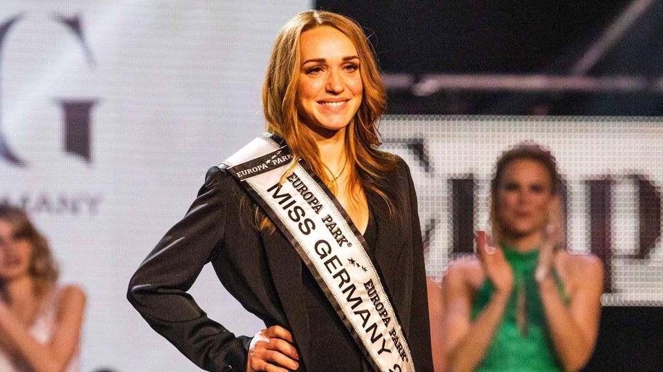 Anja Kallenbach, Miss Germany 2021 steht kurz nach ihrer Wahl auf der Bühne