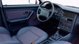 Ab dem Modelljahr 1994 war ein Fahrerairbag serienmäßig, ein Jahr später der Beifahrer-Airbag.