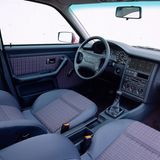 Ab dem Modelljahr 1994 war ein Fahrerairbag serienmäßig, ein Jahr später der Beifahrer-Airbag.