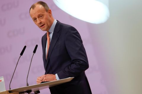 Friedrich Merz steht an einem Rednerpult