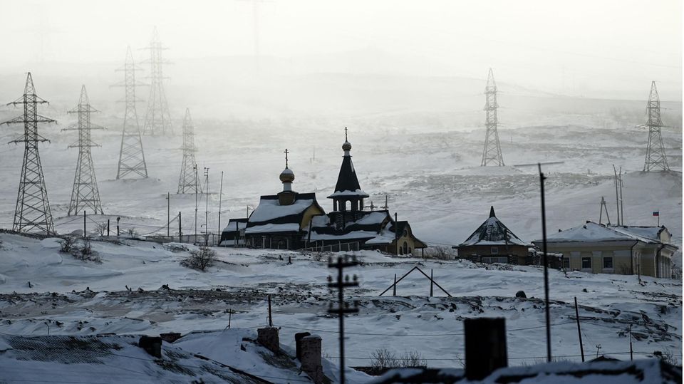 Bilde 1 av 12 fra bildegalleri for å klikke: Den russisk-ortodokse kirken i industribosetningen Nikel i det nordvestlige Russland