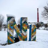 Das chemische Element mit der Ordnungszahl 28 und dem Elementsymbol Ni bestimmt hier alles. Als das Gebiet noch zu Finnland gehörte, wurde 1935 mit der Förderung der Nickelerze begonnen. Kolosjoki nannten die Finnen zunächst den Ort.