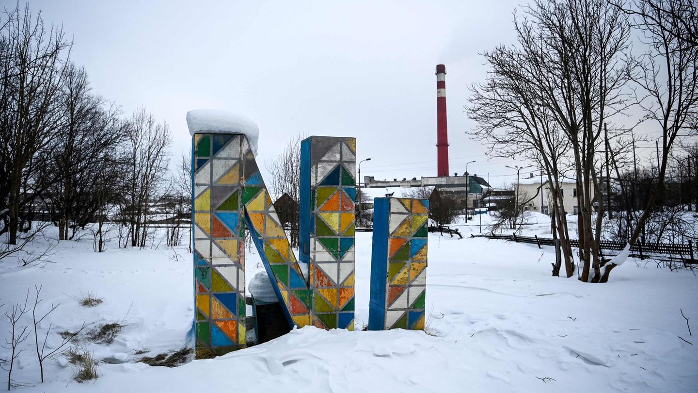 Das chemische Element mit der Ordnungszahl 28 und dem Elementsymbol Ni bestimmt hier alles. Als das Gebiet noch zu Finnland gehörte, wurde 1935 mit der Förderung der Nickelerze begonnen. Kolosjoki nannten die Finnen zunächst den Ort.