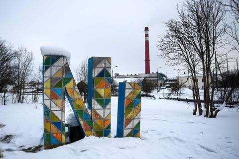Das chemische Element mit der Ordnungszahl 28 und dem Elementsymbol Ni bestimmt hier alles. Als das Gebiet noch zu Finnland gehörte, wurde 1935 mit der Förderung der Nickelerze begonnen. Kolosjoki nannten die Finnen zunächst den Ort.