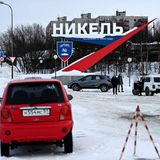 Schild am Ortseingang mit dem Namen Nikel in kyrillischen Buchstaben Ende Februar 2021: Die Zukunft der Stadt ist ungewiss, nachdem die Nickelproduktion wegen der Umweltauflagen eingestellt werden musste.