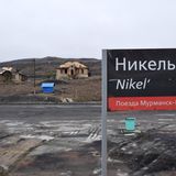 Willkommen am Bahnhof von Nikel: An die 12.000 Menschen leben in der 1935 gegründeten Stadt, die nach den hier ausgebeuteten Nickelerzen benannt wurde.