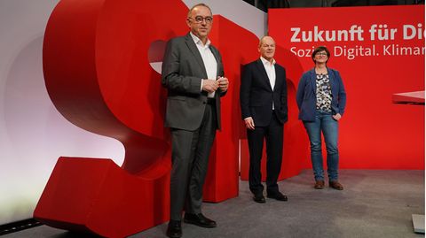 SPD-Chefs Norbert Walter-Borjans und Saskia Esken mit Spitzenkandidat Olaf Scholz