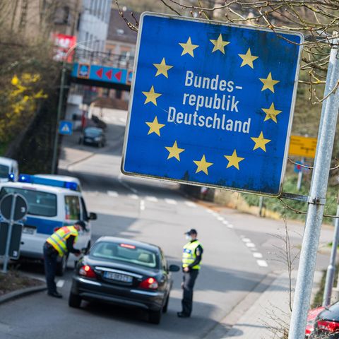 Saarland, Großrosseln: Beamte der Bundespolizei kontrollieren ein französisches Fahrzeug
