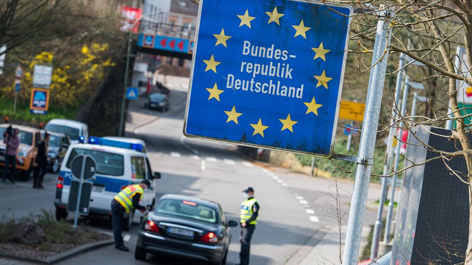 Saarland, Großrosseln: Beamte der Bundespolizei kontrollieren ein französisches Fahrzeug