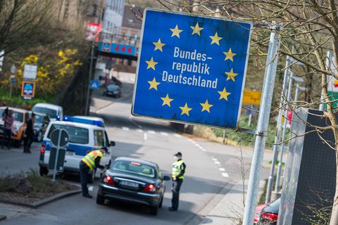 Saarland, Großrosseln: Beamte der Bundespolizei kontrollieren ein französisches Fahrzeug
