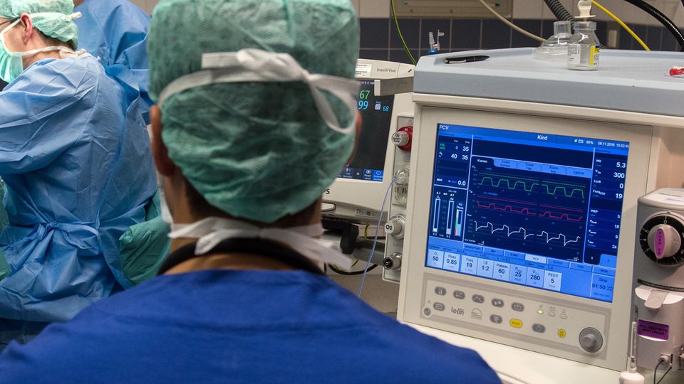 Ein Mann vor einem Monitor in einem Operationssaal