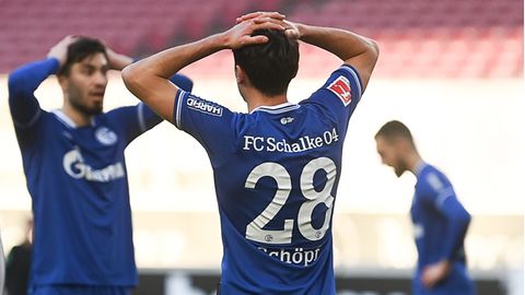 Schalkes Mittelfeldspieler Alessandro Schöpf (vorne) schlägt die Hände über dem Kopf zusammen