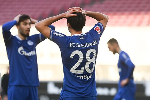 Schalkes Mittelfeldspieler Alessandro Schöpf (vorne) schlägt die Hände über dem Kopf zusammen