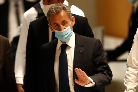 Frankreich, Paris: Nicolas Sarkozy, ehemaliger Präsident von Frankreich, trifft im Gerichtssaal ein