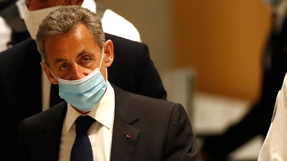 Frankreich, Paris: Nicolas Sarkozy, ehemaliger Präsident von Frankreich, trifft im Gerichtssaal ein