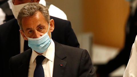 Frankreich, Paris: Nicolas Sarkozy, ehemaliger Präsident von Frankreich, trifft im Gerichtssaal ein