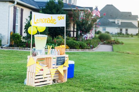 Ein Limonadenstand in einem amerikanischen Vorgarten