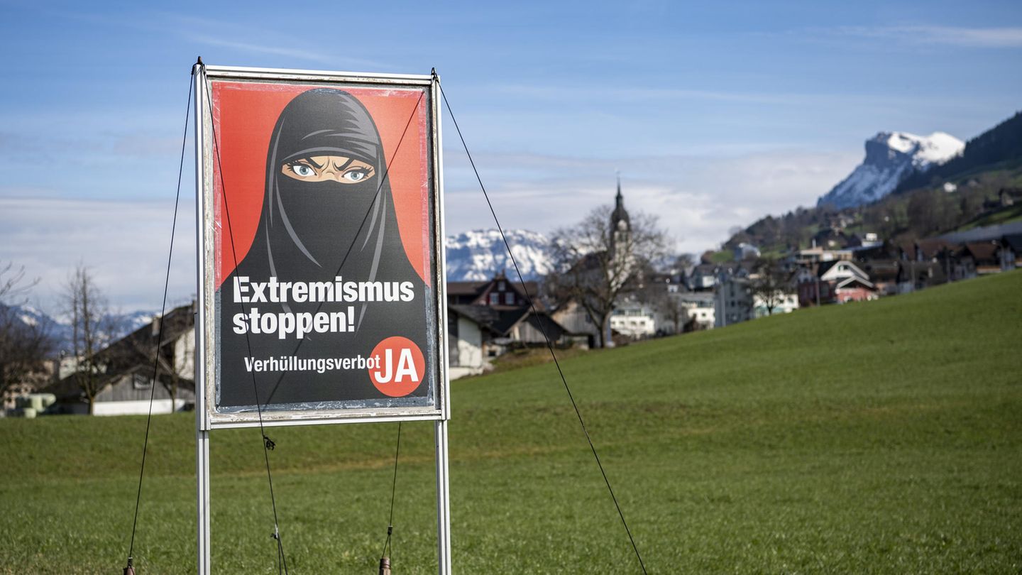 Ein Plakat der Volksinitiative "Ja zum Verhüllungsverbot" hängt in der Gemeinde Buochs im Kanton Nidwalden. 