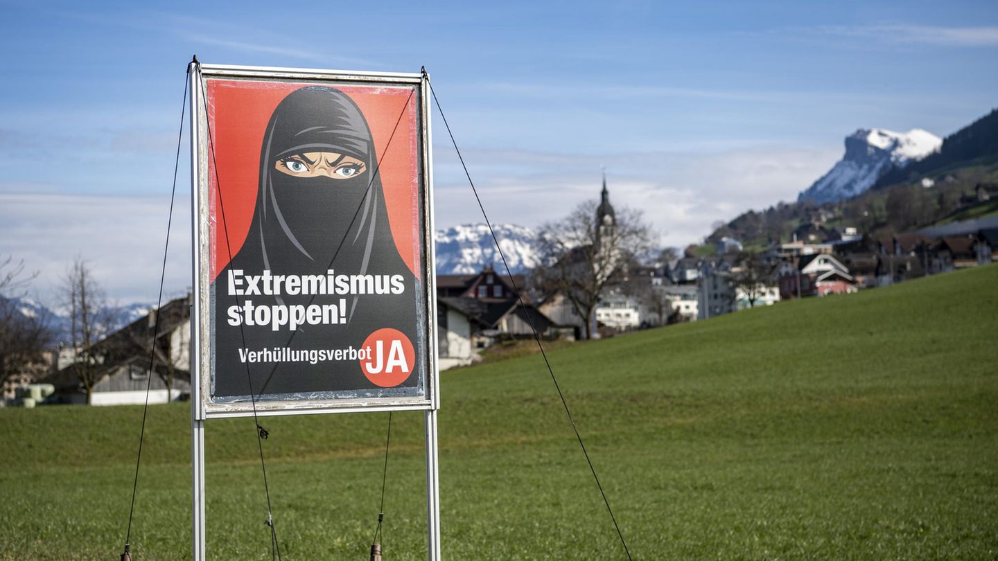 Ein Plakat der Volksinitiative "Ja zum Verhüllungsverbot" hängt in der Gemeinde Buochs im Kanton Nidwalden. Ein Plakat der Volksinitiative "Ja zum Verhüllungsverbot" hängt in der Gemeinde Buochs im Kanton Nidwalden.