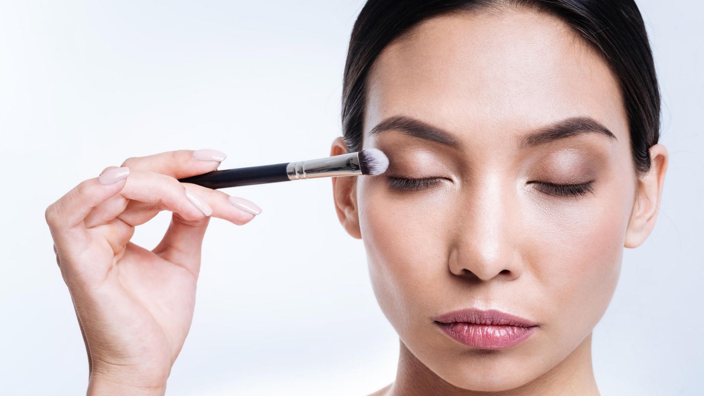 Apply eyeshadow in four steps: this is how it works