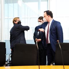 Pflege-Petition im Bundestag: Bernhard Albrecht und Jens Spahn begrüßen sich