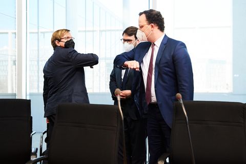 Pflege-Petition im Bundestag: Bernhard Albrecht und Jens Spahn begrüßen sich