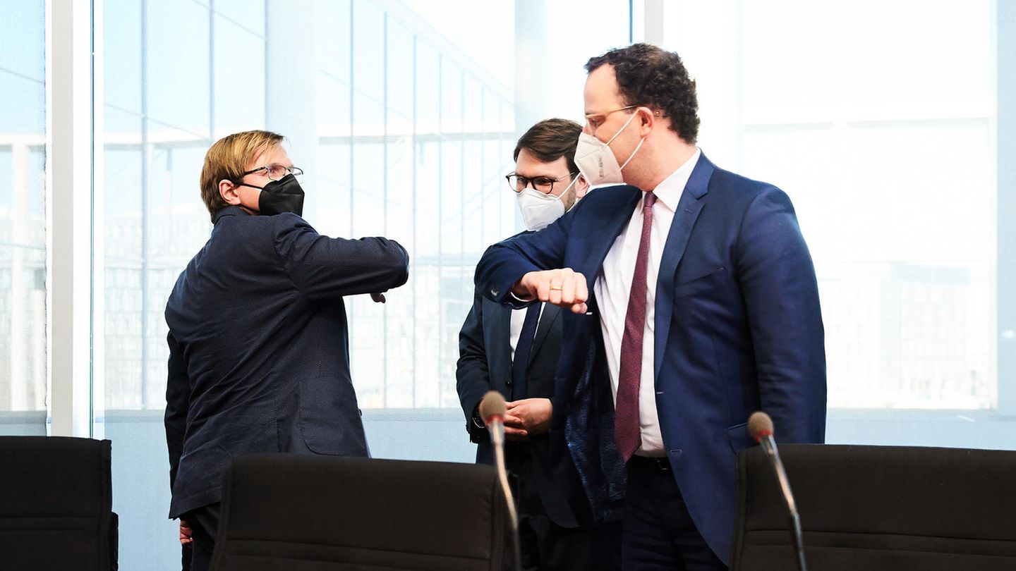 Pflege-Petition im Bundestag: Bernhard Albrecht und Jens Spahn begrüßen sich