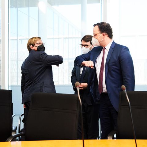 Pflege-Petition im Bundestag: Bernhard Albrecht und Jens Spahn begrüßen sich