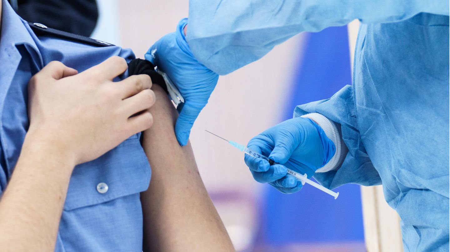 AstraZeneca: Ein Polizeibeamter wird gegen das Coronavirus geimpft