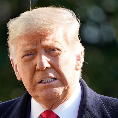 Donald Trump steht im Freien und spricht